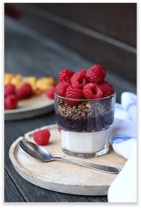 Yogurt Griego con Semillas y Fresas